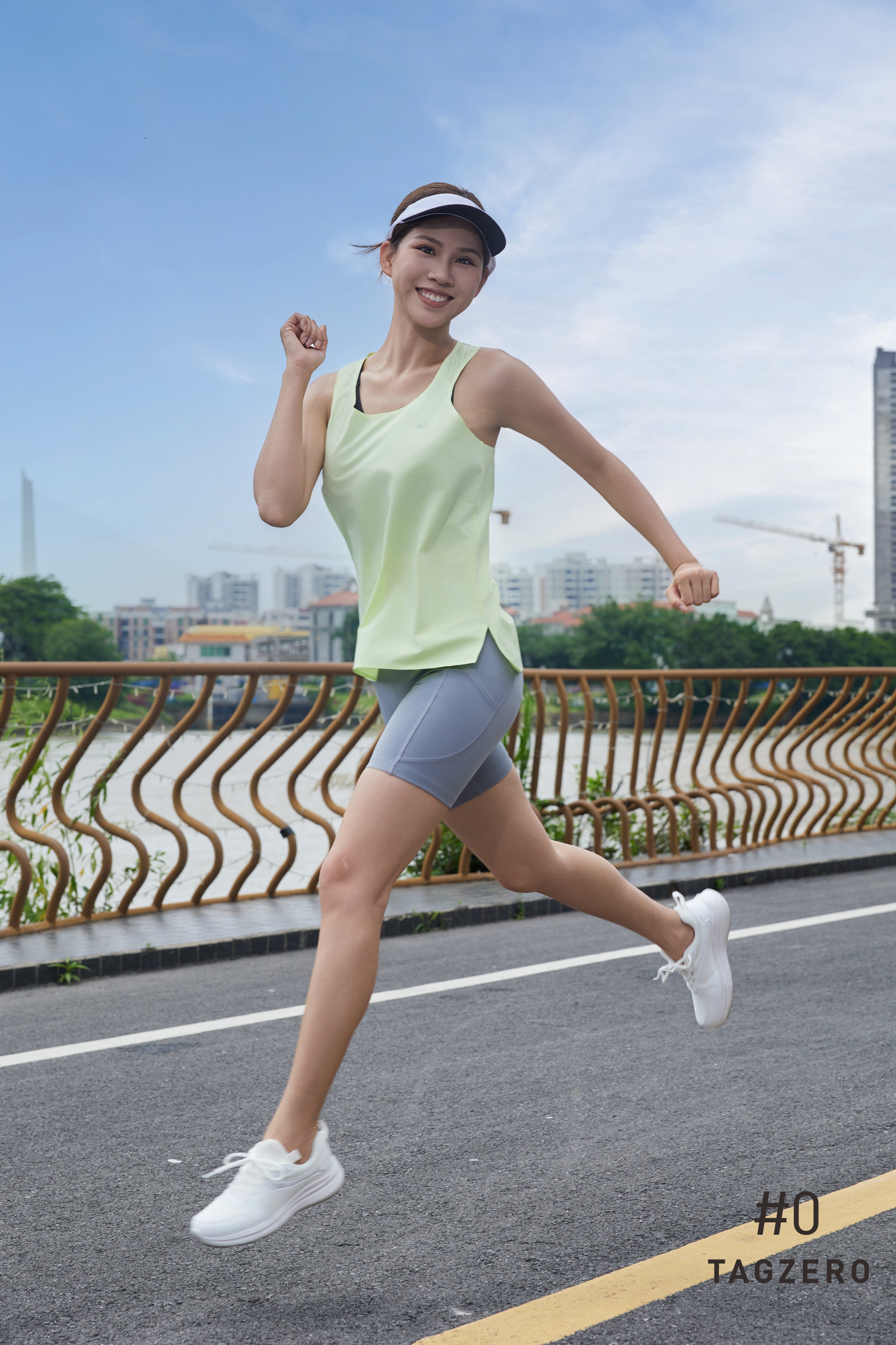 Look at my back背面交叉鏤空背心