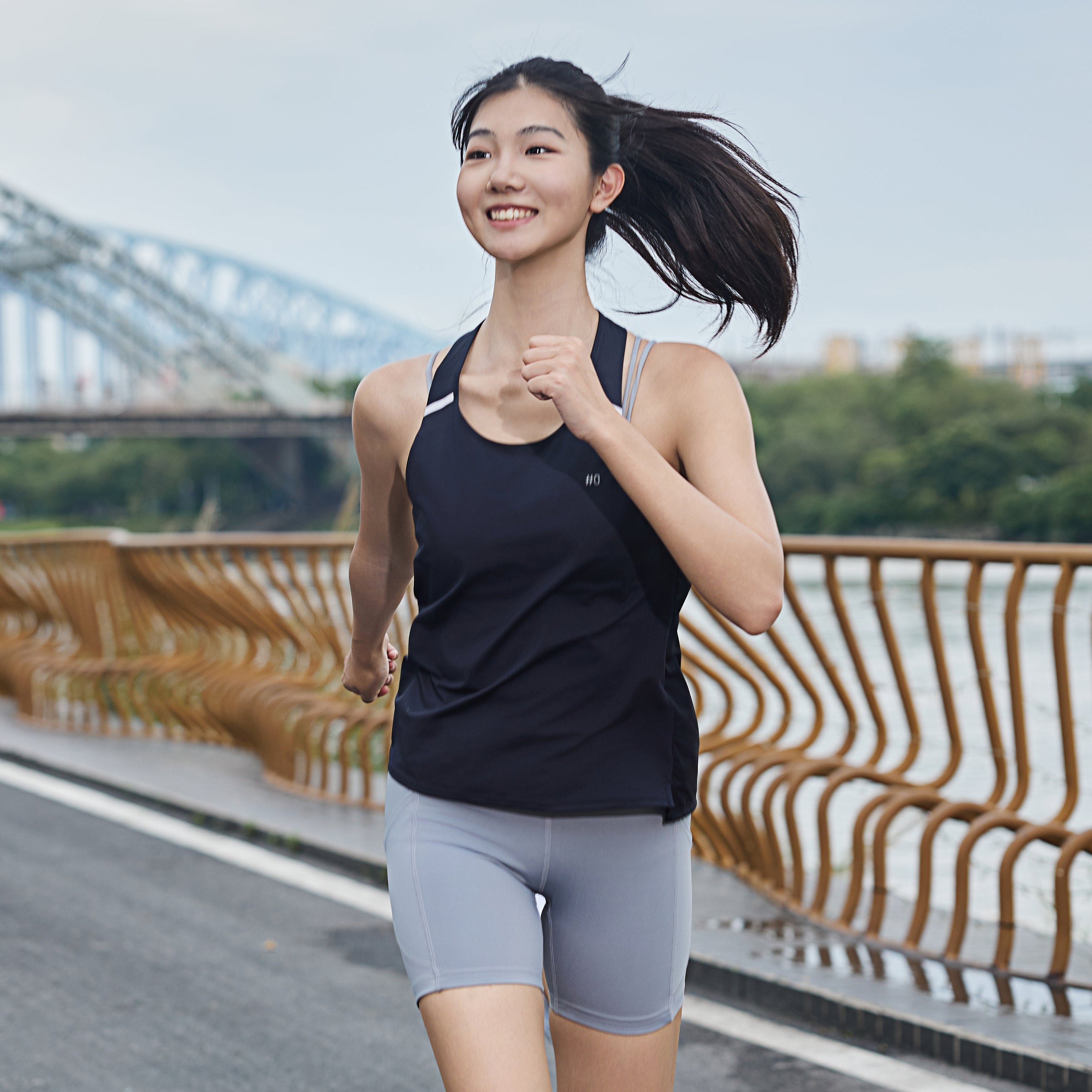 Look at my back背面交叉鏤空背心